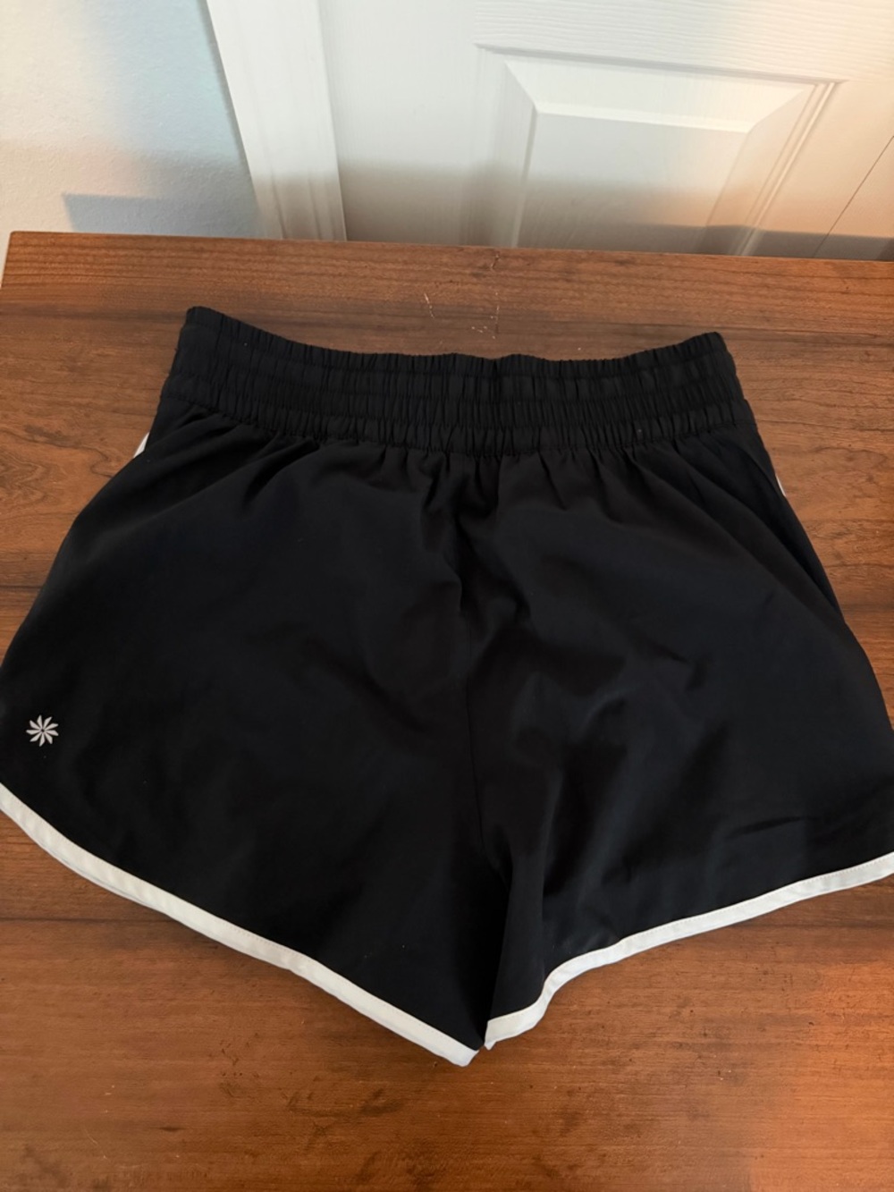 Athleta High Rise Weekender Womens Run Shorts - Picture 2 of 3